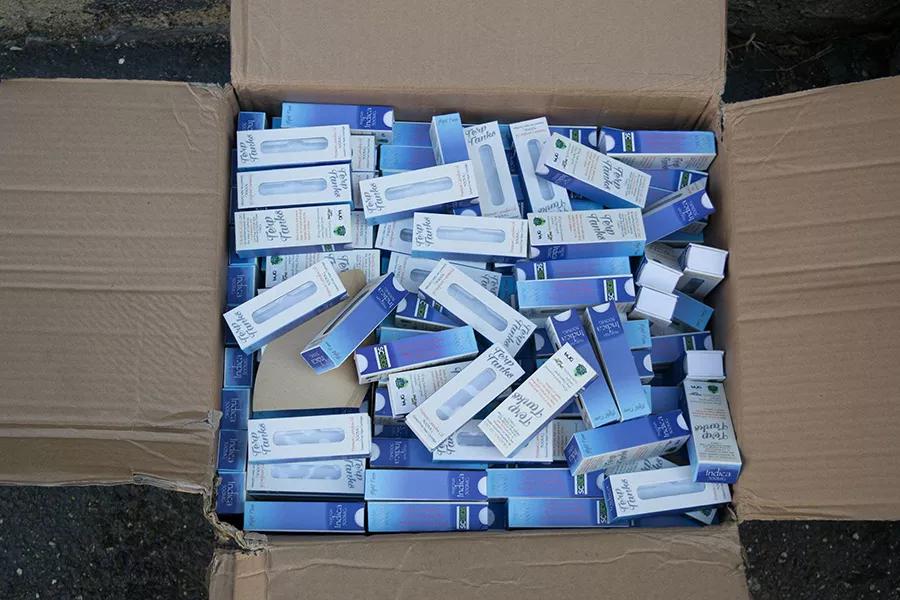 Coche se estrella contra una casa y se descubre un alijo de marihuana