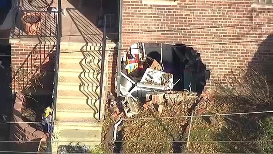 Coche se estrella contra una casa y se descubre un alijo de marihuana