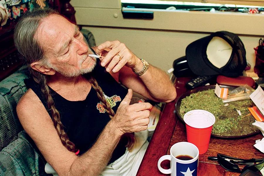 El músico Willie Nelson, amante del cannabis, se dejó entrevistar por la revista Rolling Stone donde confesó que la marihuana “le salvó la vida” e impidió que estuviese por ahí matando gente.