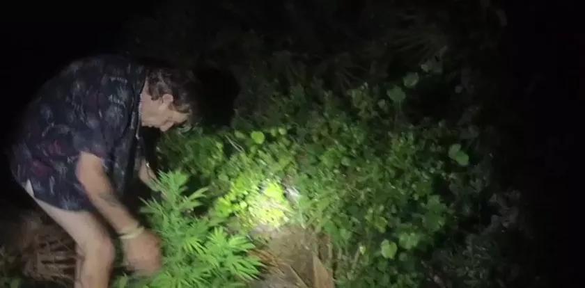 Hombre de Florida ofrece pipa de la paz a la poli y acaba entre rejas