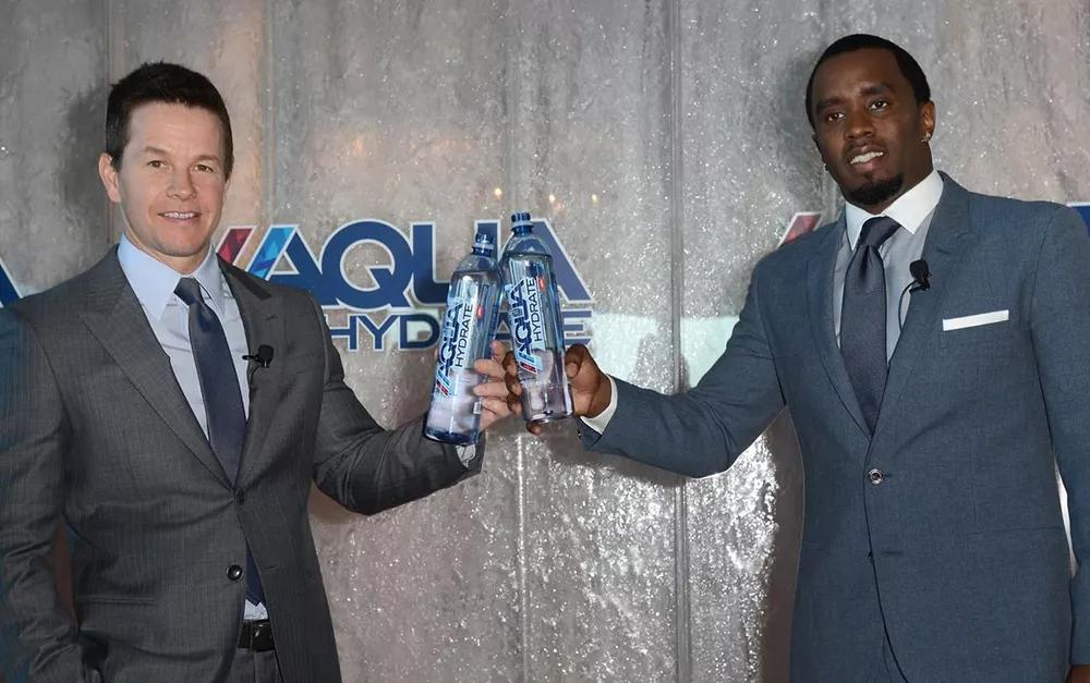 Mark Walhberg y Diddy venden agua con CBD para el fitness
