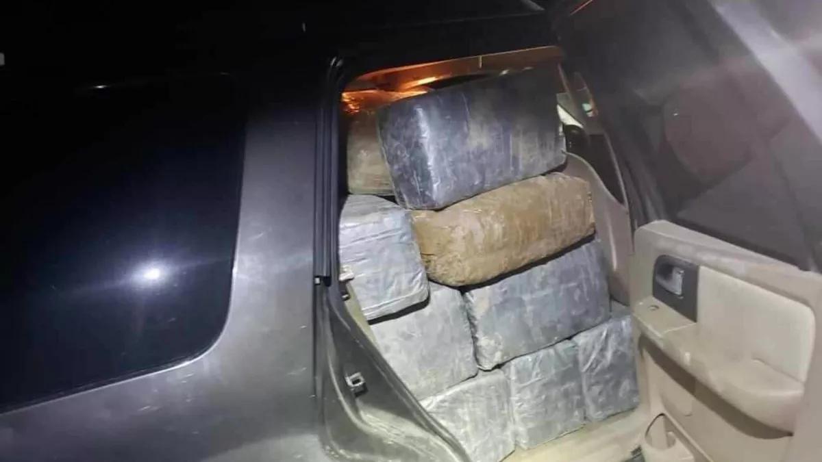 Un conductor de Texas que transportaba 500 kilos de marihuana en un SUV, deja abandonado el coche pero olvida dentro su cartera.