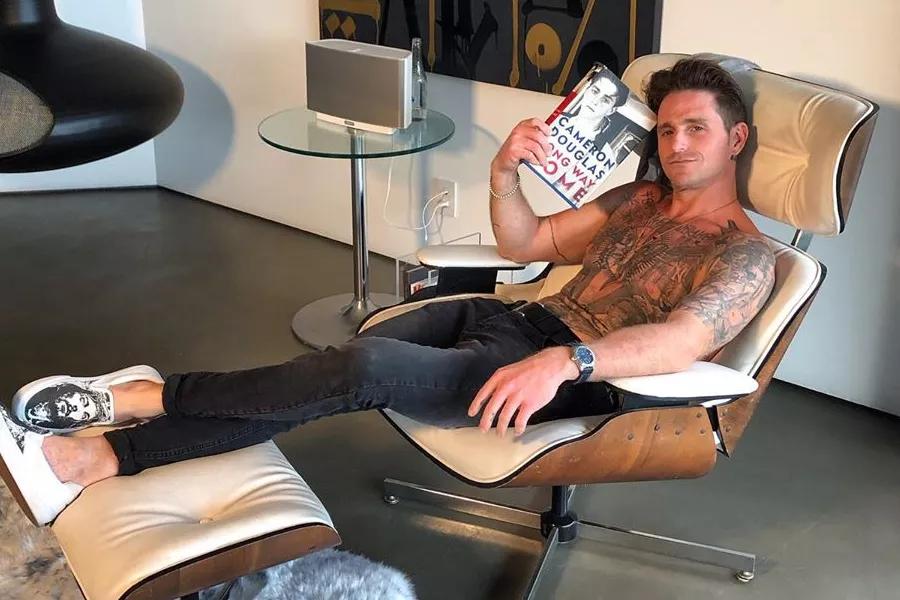 El hijo de Michael Douglas asegura que su padre le obligó a repartir marihuana