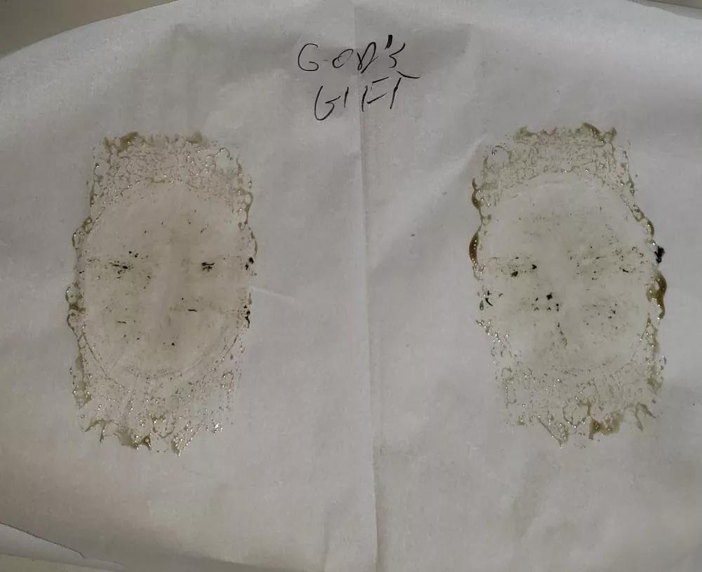 Ed Formino, residente en Michigan (EE.UU) asegura que se le ha aparecido la cara de Jesucristo en su aceite de marihuana God’s Gift.   Esta persona reportó el incidente a High Times, la publicación cannábica estadounidense de mayor solera. Estos no dudaron en hacerle una entrevista al respecto. No todos los días alguien dice que la cara de Jesucristo se le ha aparecido en algo relacionado con el cannabis.   Parece ser que la cara de Jesús apareció, cual imagen en Sábana santa, en un trapo que Ed Formino est