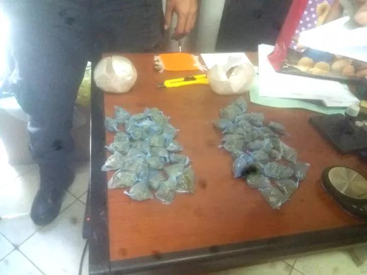 Regala un peluche lleno de marihuana a su ex para vengarse de ella