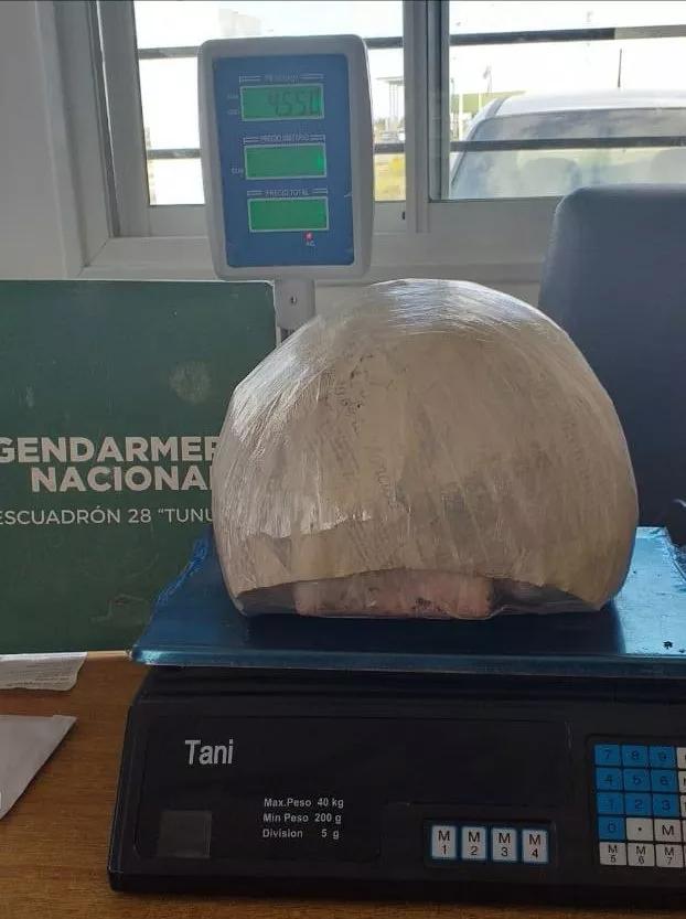 Mujer trató de pasar 4 kilos de maría con una tripa falsa de embarazada