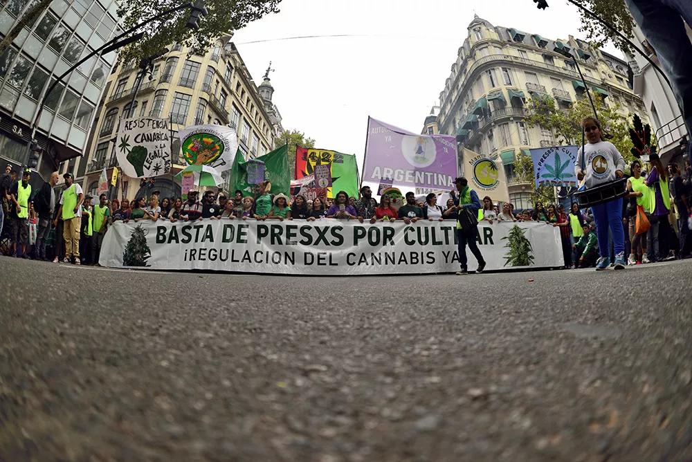 Cientos de personas se manifiestan en Argentina para pedir la legalización del cannabis