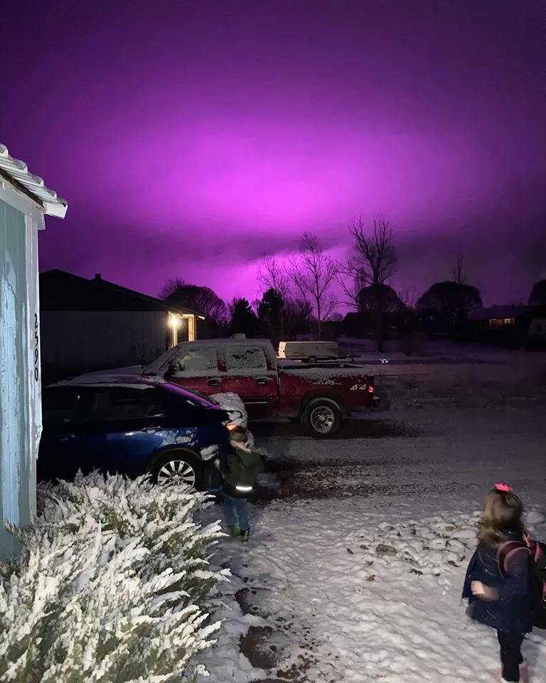 ¿El apocalipsis? No. Una granja de marihuana medicinal de Snowflake (Arizona, EE.UU.) tiñó los cielos de morado gracias a las luces UV que utilizan para e crecimiento del cannabis.