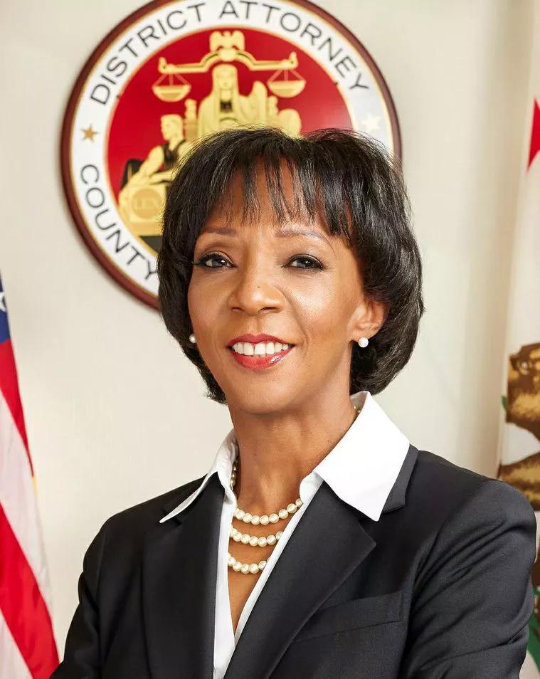 La fiscal de Los Ángeles, Jackie Lacey, anunció este pasado jueves que se eliminan del historial criminal 66.000 condenas relacionadas con la marihuana.