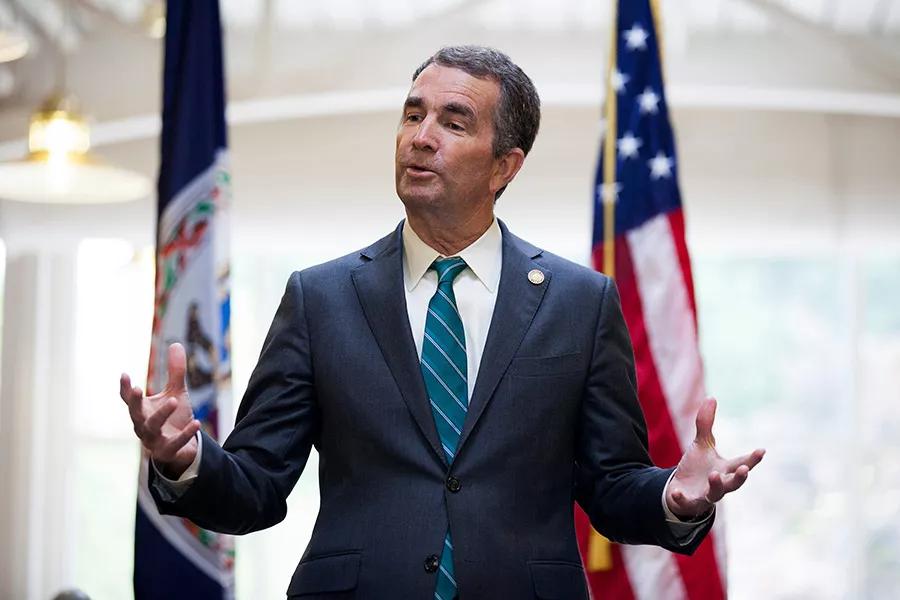 El gobernador de Virginia, Ralph Northam, firma la descriminalización del cannabis en el estado.