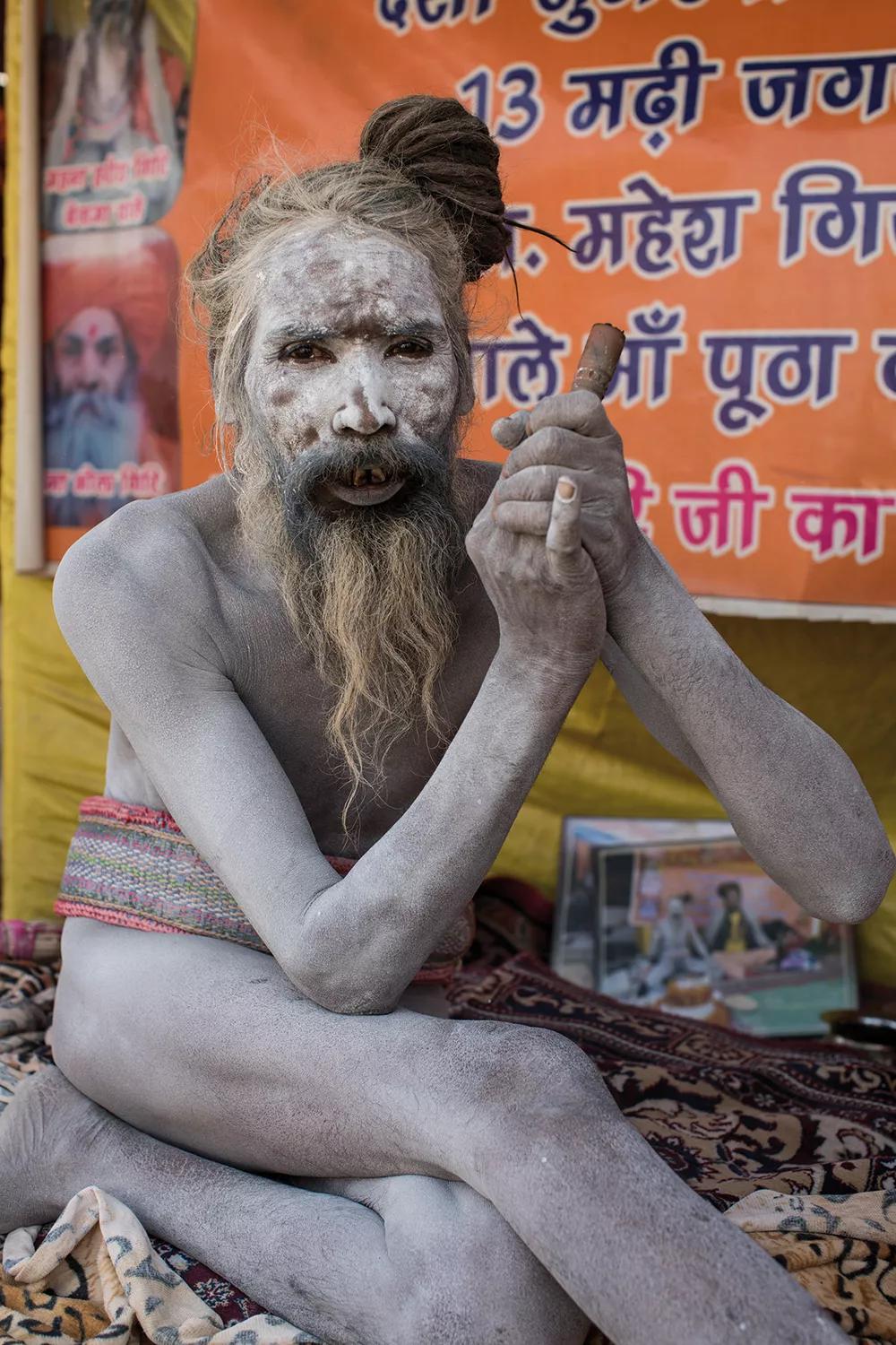 Un naga sadhu fuma un chillum.