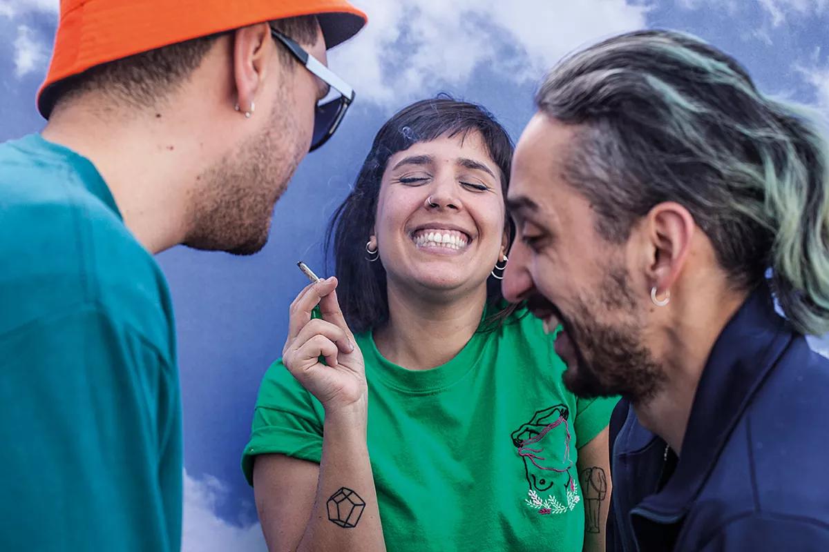 Yo fumo, tú fumas. Un ensayo fotográfico que busca desarticular el estigma hacia el consumo recreativo del cannabis