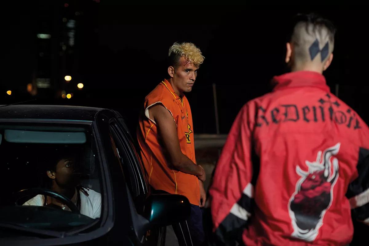 Además del título de la película y el tatuaje de su protagonista, “Dos rombos” fue un código de regulación de contenidos usado en España que servía para censurar programas cargados de contenido erótico, violento o de terror.