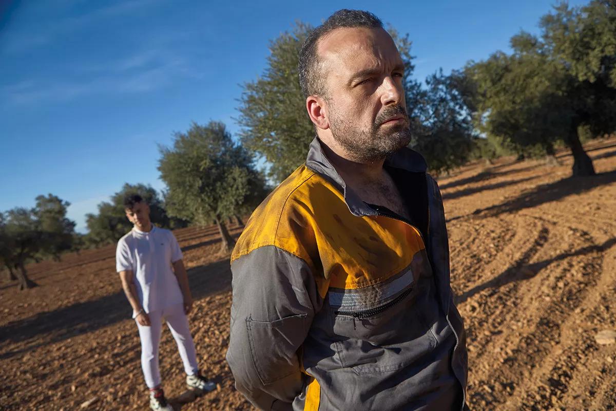 El director de cine Nacho Vigalondo hace el papel de padre.