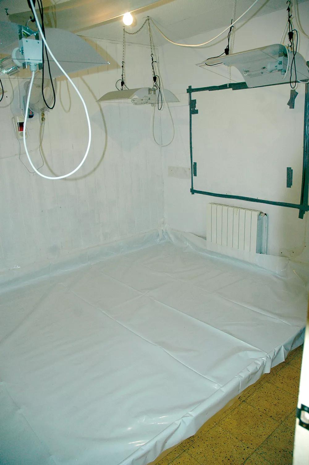 Tapa bien las ventanas y cubre el suelo con plástico para evitar fugas de luz hacia el exterior y de agua hacia el vecino de abajo.