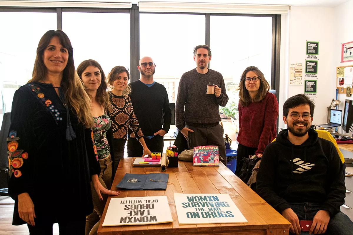 Parte del equipo de Iceers con dos estudiantes que realizan prácticas en la oficina de Barcelona.