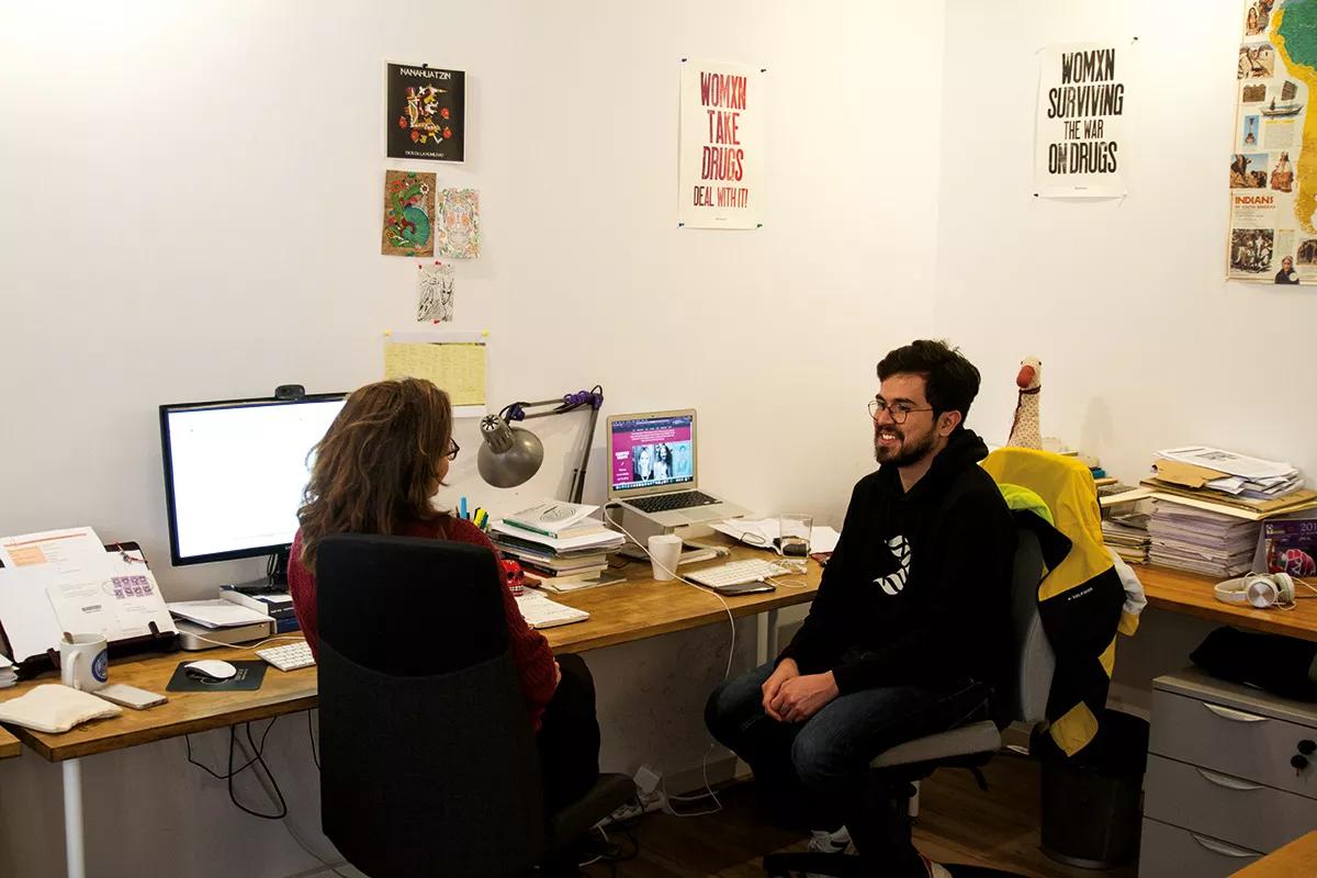 Un rincón de la oficina. Constanza Sánchez conversando con uno de los estudiantes que realiza las prácticas en el área de políticas de la fundación Iceers.