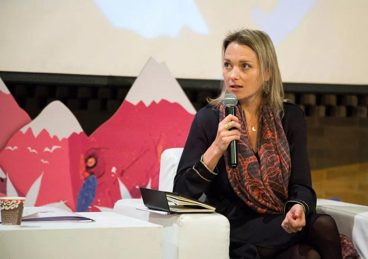 “Imagino centros culturales donde pueda obtener mi sustancia y ser asesorada por especialistas en reducción de riesgos. Aunque es un tema de salud, también es un tema de libertades, y veo más apropiado un centro cultural que un centro de salud”, opina Zara. En la imagen, en una intervención sobre la regulación del mercado de la cocaína durante la Semana Psicoactiva en Bogotá, Colombia (2018).