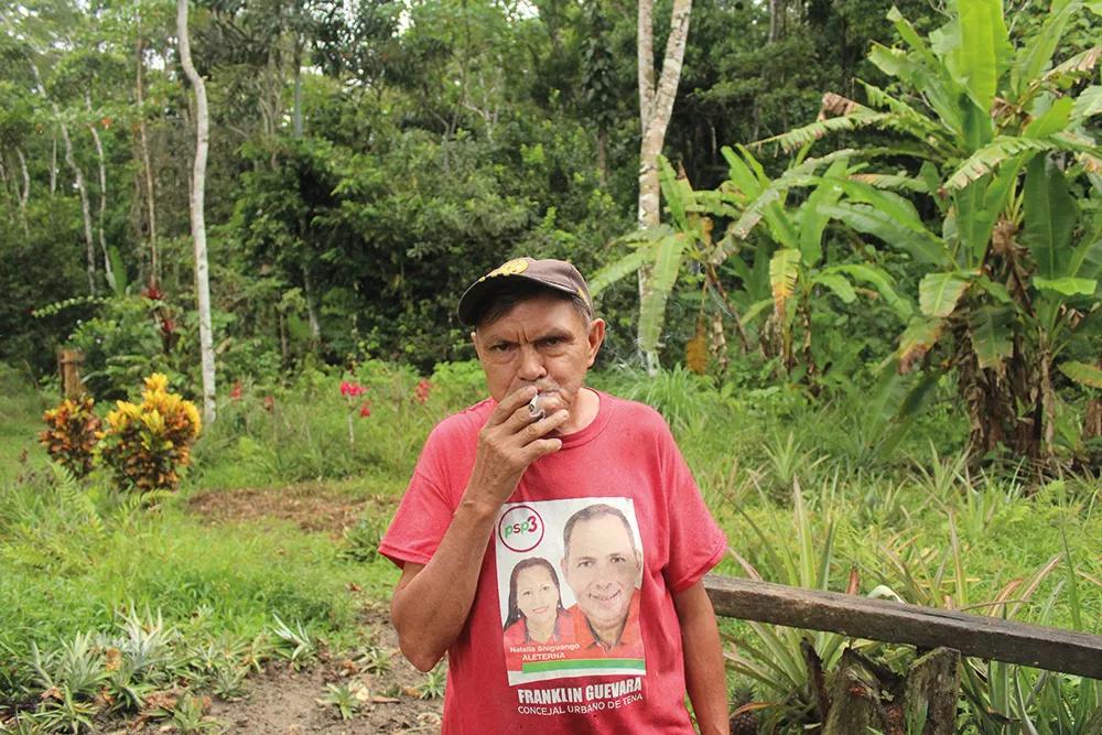 Gustavo, dueño de una chacra de piñas y buscador de oro.