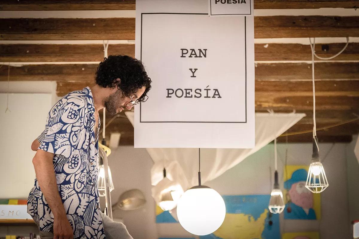 Pan y poesía, dos necesidades básicas para Ángel, que aspira a convertirse en el primer influencer de libros de España: “Los instagramer de mierda son famosos por colgar una foto con un verso diciendo: ‘Salía del parque y me encontré tus ojos’, y veinte mil me gusta; eso es una mierda. Yo quiero hacerme famoso por recomendar Últimas tardes con Teresa, de Juan Marsé; por recomendar un libro de Bukowsky con una botella de whisky al lado...”.