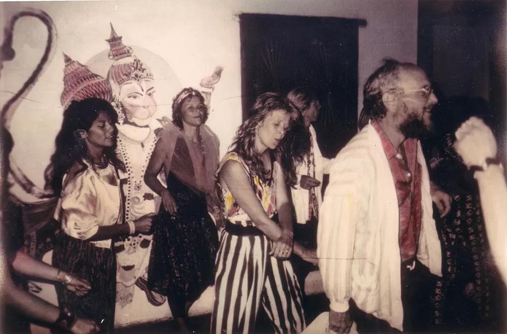 Disfrutando de una fiesta en Goa en el 86. 