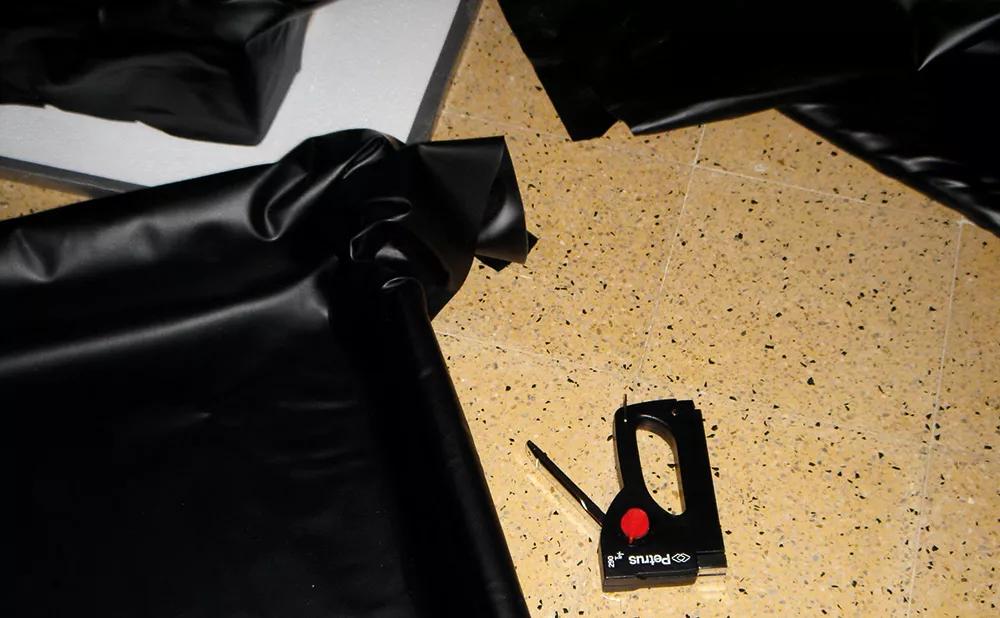 El caucho se fija al marco con una simple grapadora. 