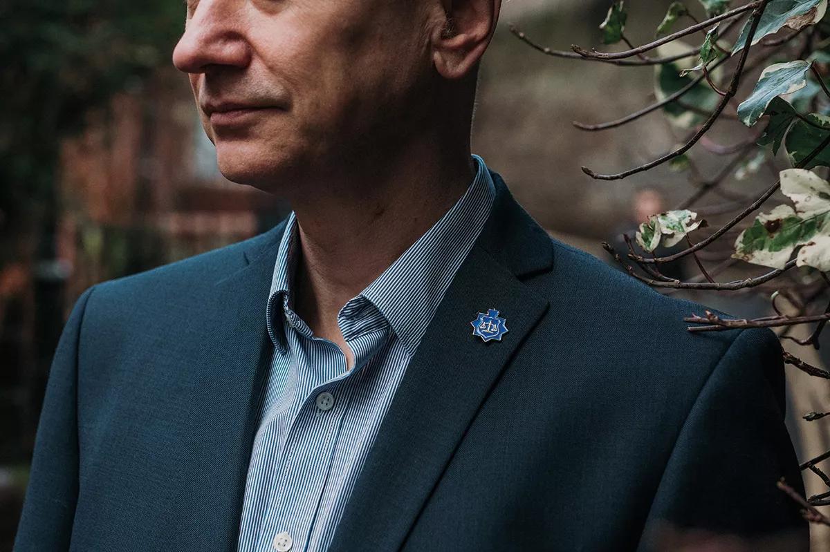 En la solapa de su chaqueta, Neil Woods luce la insignia de LEAP (Law Enforcement Action Partnership), asociación formada por policías y expolicías que buscan acabar con la guerra contra las drogas. 