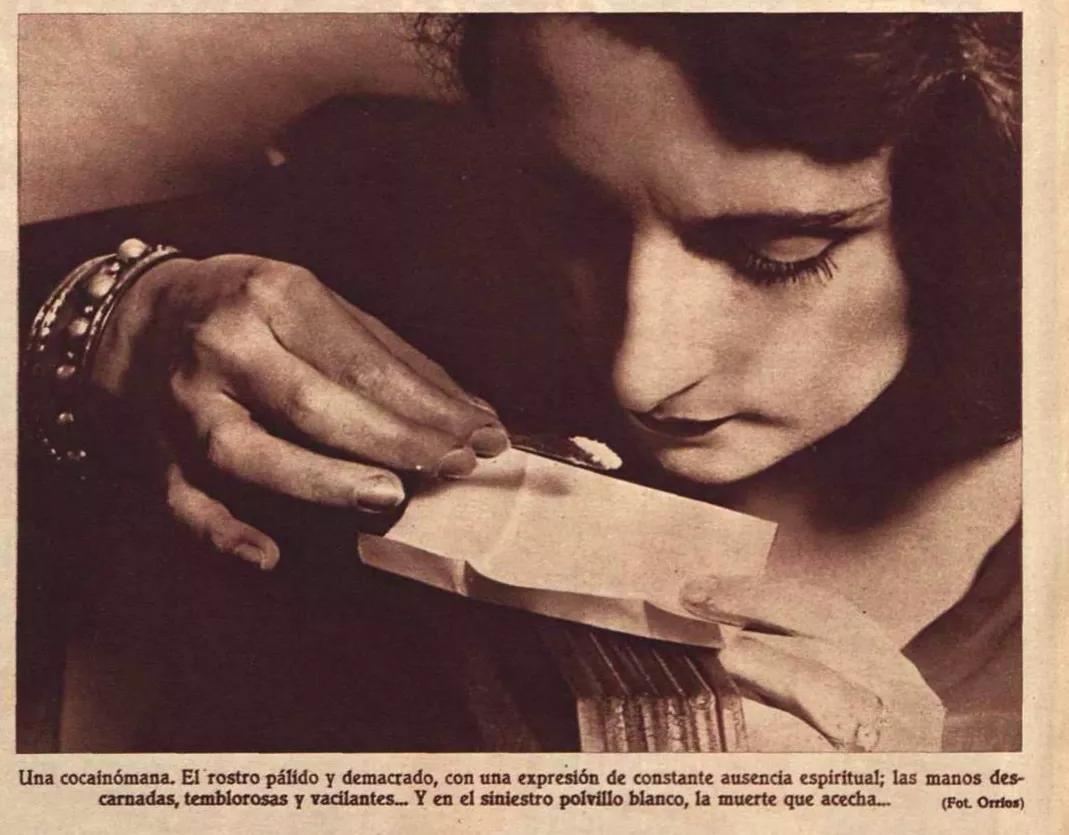  foto publicada en Crónica (23-6-1935) podía leerse: “Una cocainómana. El rostro pálido y demacrado, con una expresión de constante ausencia espiritual; las manos descarnadas, temblorosas y vacilantes… Y en el siniestro polvillo blanco, la muerte que acecha…”.