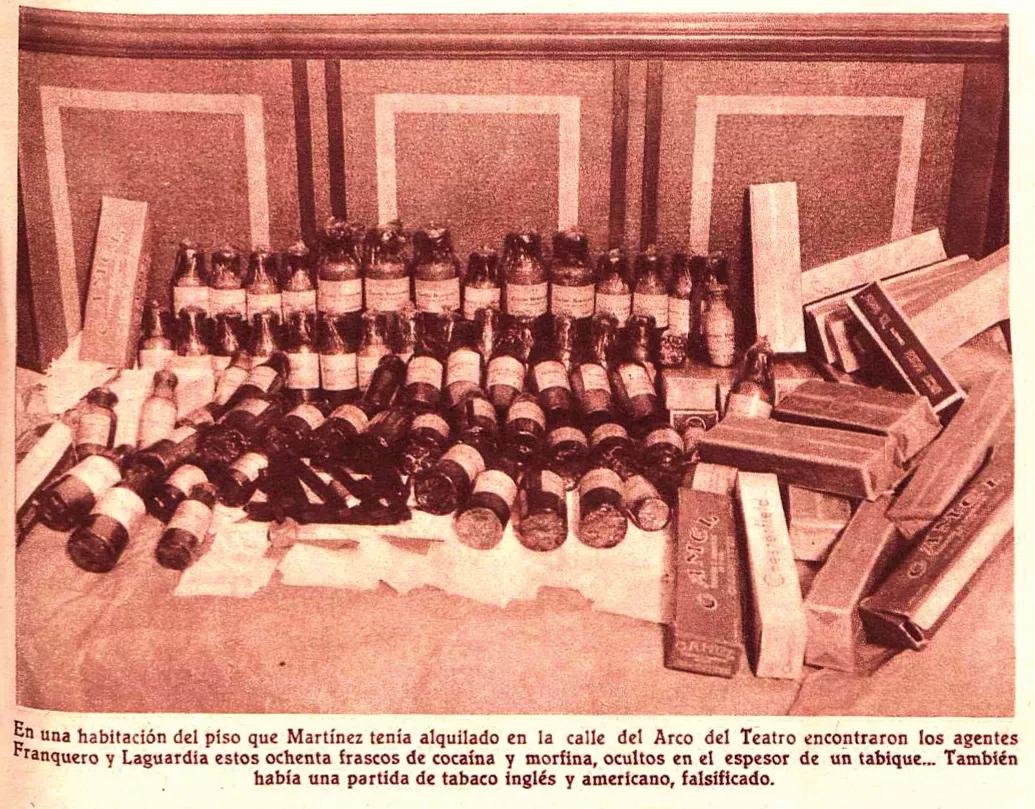 Alijo de “ochenta frascos de cocaína y morfina que estaban ocultos en el espesor de un tabique”, junto a “una partida de tabaco inglés y americano, falsificado” (Crónica, 27-10-1935). 