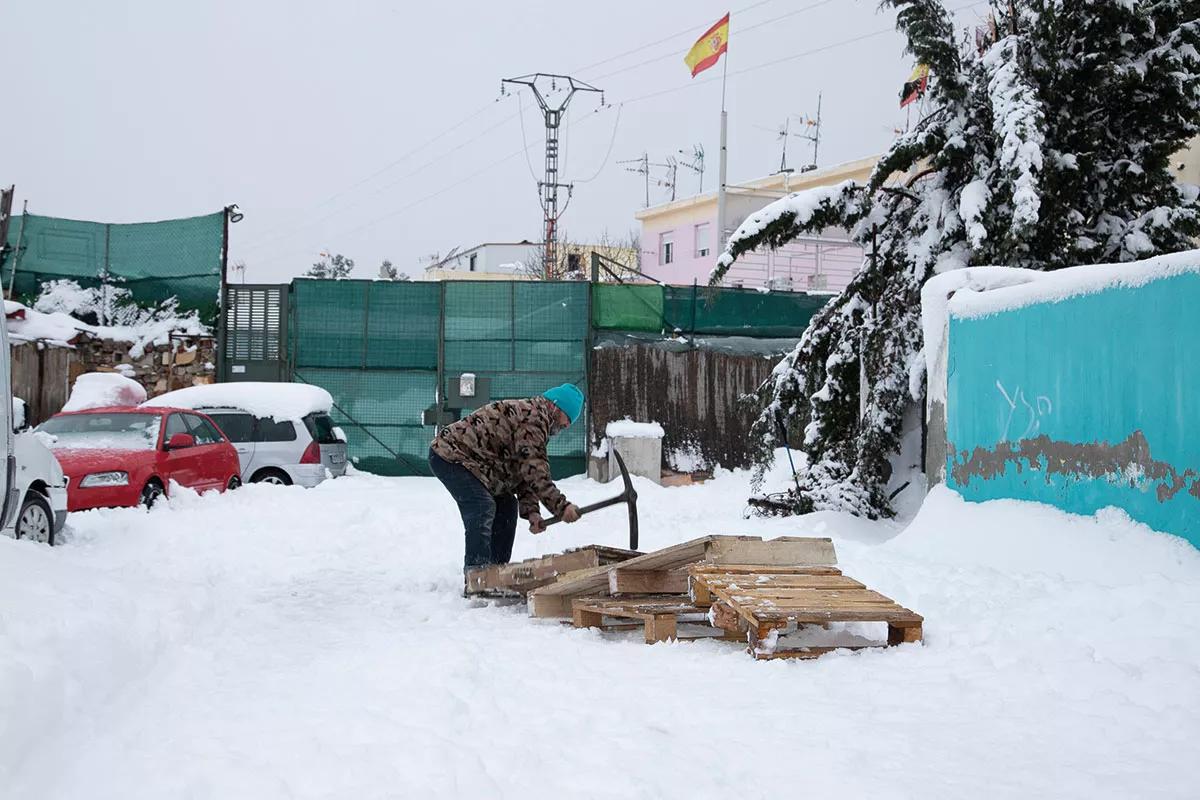 Vecino del Sector 4 prepara leña para calentar su casa.