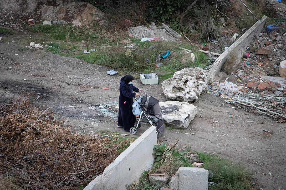 Una mujer con su hijo en el carrito vuelve a su casa  tras participar en una manifestación contra los cortes de la energía eléctrica (4-11-2020).
