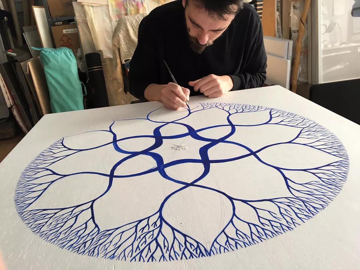 En su estudio dibujando un mandala.