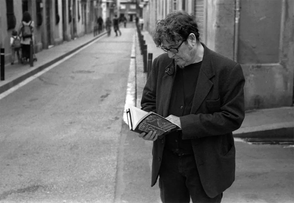 Víctor Nubla por las calles de Gràcia a mediados de abril de 2013, foto de Joan Teixidor.