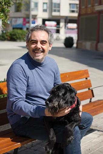 Raimundo Viejo paseando a su perro Vuk por las inmediaciones de su casa en plena cuarentena.
