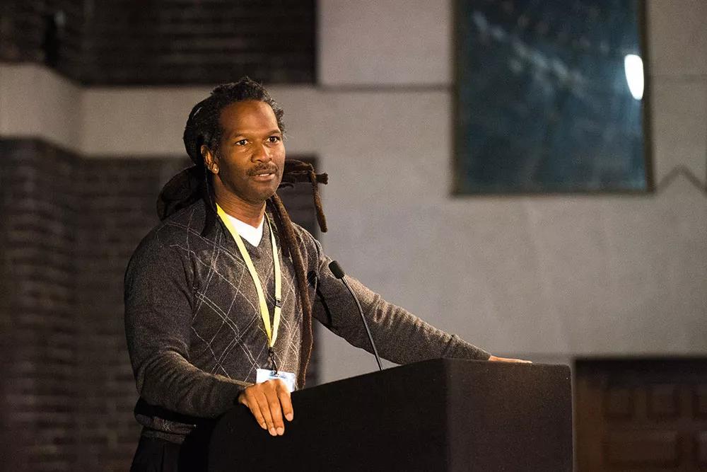 Habitual conferenciante en encuentros internacionales por la “reducción de daños”, Hart propone alternativas  como hablar de “salud y felicidad”, para romper la continua asociación de las drogas con los riesgos y daños. En la  foto, durante la Hit Hot Topics Conference (Reino Unido, 2017).