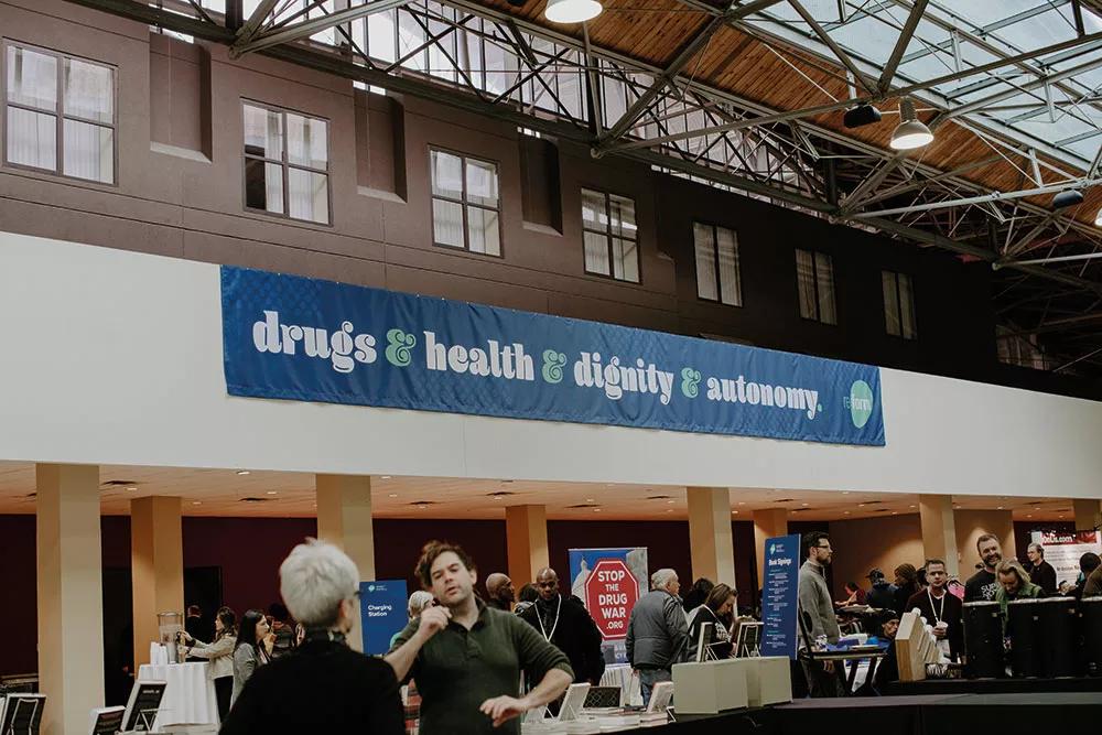 Bajo el lema “Drogas, Salud, Dignidad y Autonomía”, la sala central de Reform es un espacio informal de encuentro donde tomar café, socializar y visitar los estands de  patrocinadores, socios y expositores de la conferencia. 