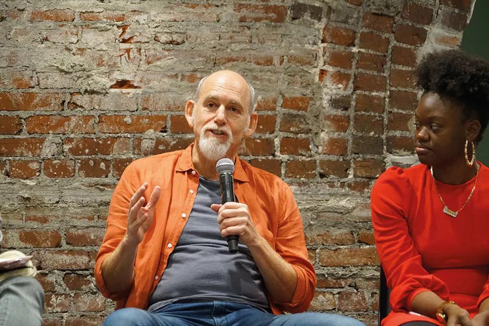 Ethan Nadelmann, fundador de Drug Policy Alliance, participando en la sesión “¿El tabaco y el vapeo son la próxima frontera de la prohibición de drogas?”,  junto a Queen Adesuyi, coordinadora de políticas de DPA.