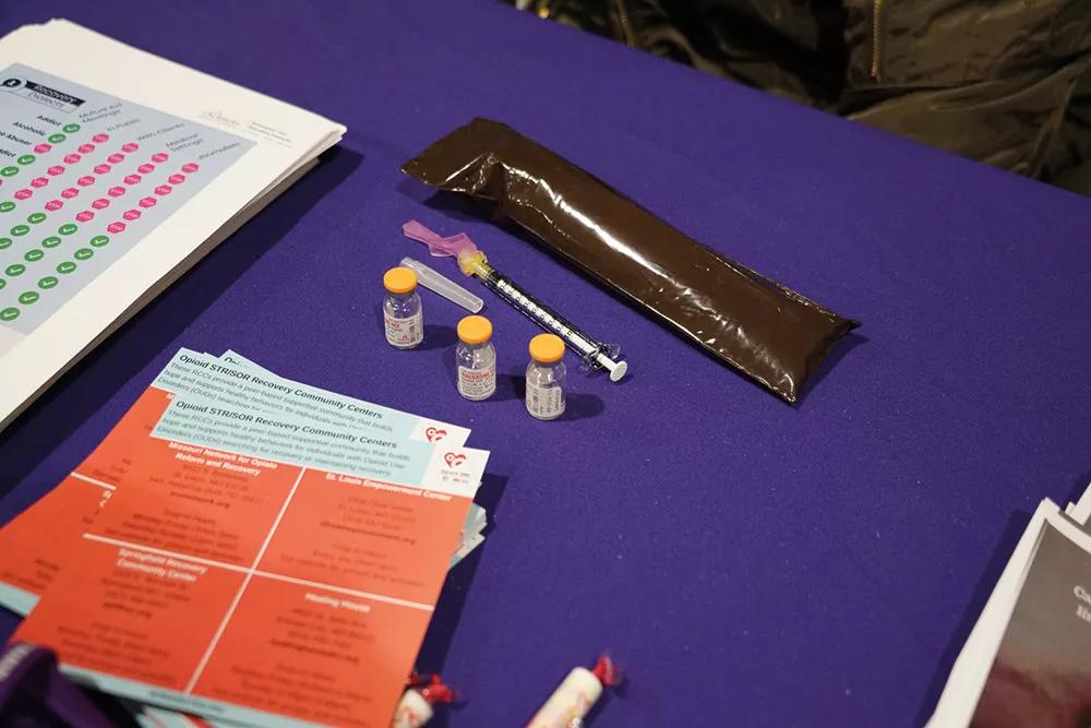 Mesa dispuesta por la organización Live4Lali de Illinois para formar sobre la aplicación de naloxona.