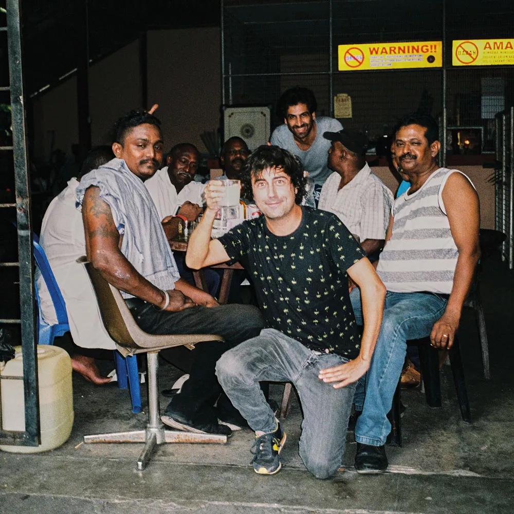 David Simón Martret (uno de los componentes de Leafhopper, junto con Blanca Galindo)  brinda con la familia del toddy