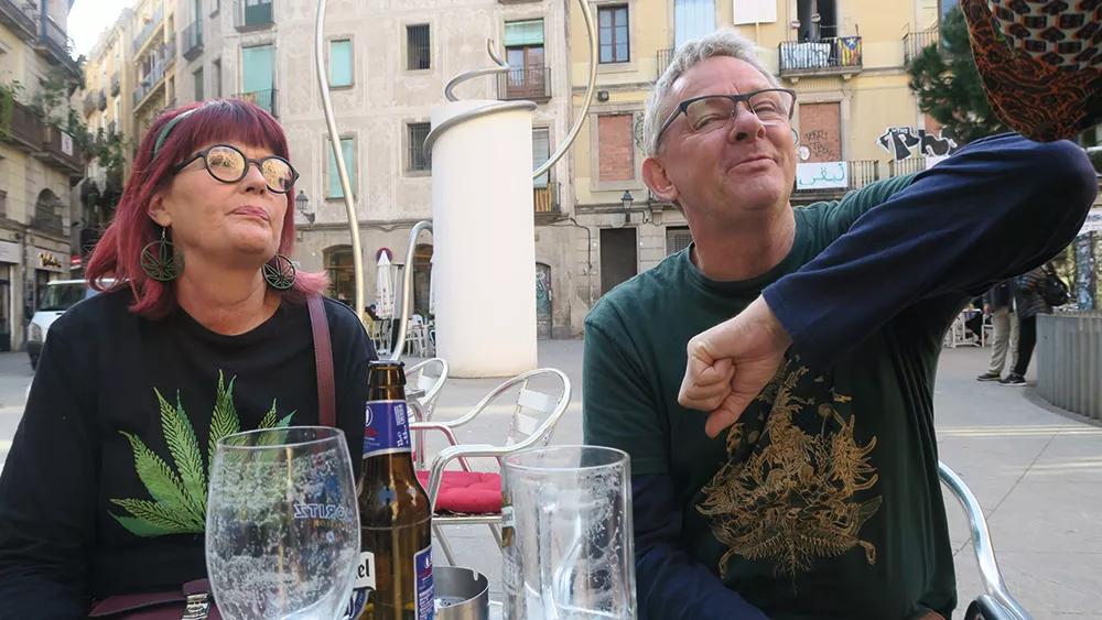 Myrtle Clarke y Jules Stobbs, la pareja Dagga, en la barcelonesa plaza George Orwell, también conocida como plaza del Tripi