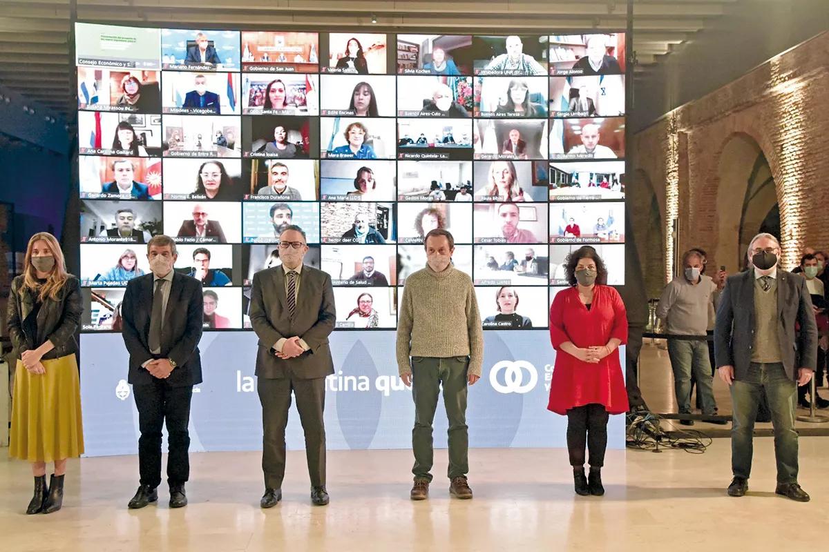 Presentación del proyecto de ley “Marco regulatorio para el desarrollo de la industria del cannabis medicinal y el cáñamo industrial”. De izquierda a derecha, Cecilia Nicolini, asesora presidencial, Roberto Salvarezza, ministro de Ciencia, Tecnología e Innovación, Matías Kulfas, ministro de Desarrollo Productivo, Gustavo Beliz, secretario de Asuntos Estratégicos, Carla Vizzotti, ministra de Salud, y Luis Basterra, ministro de Agricultura, Ganadería y Pesca.