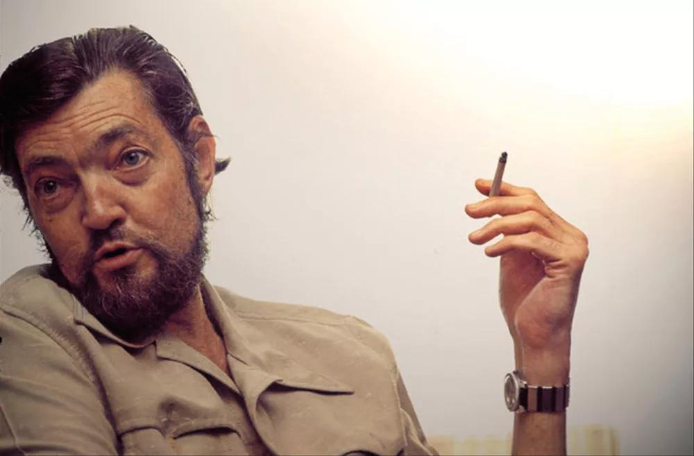 “Había algo parecido a la felicidad, al término de un largo viaje, a una reconciliación. La marihuana ayudando, claro (la fuman, la fumamos sentados en las escalinatas de la catedral, lo que tenía su chiste, y sin que la policía se metiera para nada a pesar del olor, que poco tiene que ver con el del incienso)”