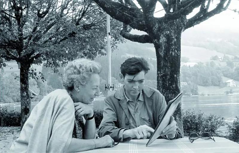 Julio Cortazar con doña Herminia, su madre.