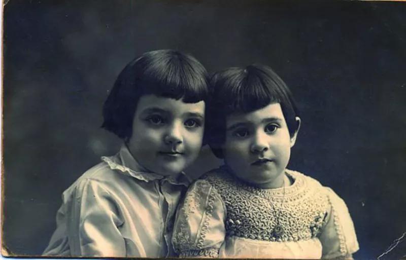 De niño con su queridísima hermana Ofelia