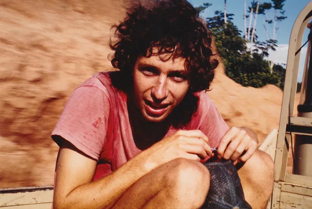   “La ayahuasca es un concentrado de bosque tropical, de biodiversidad, que te hace vomitar, cagar y purgar”, resume Narby. En la foto, el joven antropólogo en el valle del Pichis, Perú, en 1986.  