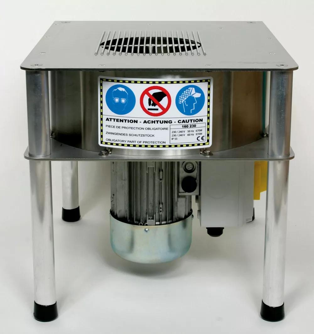 Cosechadora de mesa de rejilla en la que hay que ir moviendo manualmente la rama para que recorte las hojas por todos lados. 