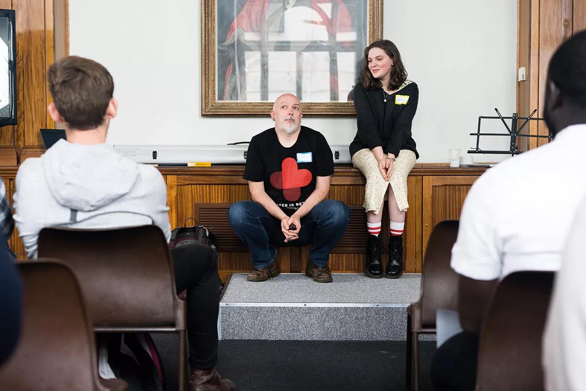 En un seminario en Londres para LEAP (organización internacional de policías y expolicías que aboga  por la reforma de las políticas de drogas), Nigel Brunsdon y su hija Emily cuentan su experiencia  como padre e hija que comparten un hogar centrado en la reducción de daños. 
