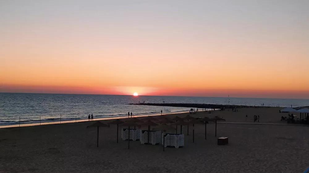 Tras varios intentos infructuosos por pillar chocolate apaleao en los antiguos puntos informales que recordaba de El Puerto de Santa María, decido probar suerte en Chipiona, donde gracias a un familiar consigo el contacto de un amable emprendedor. 