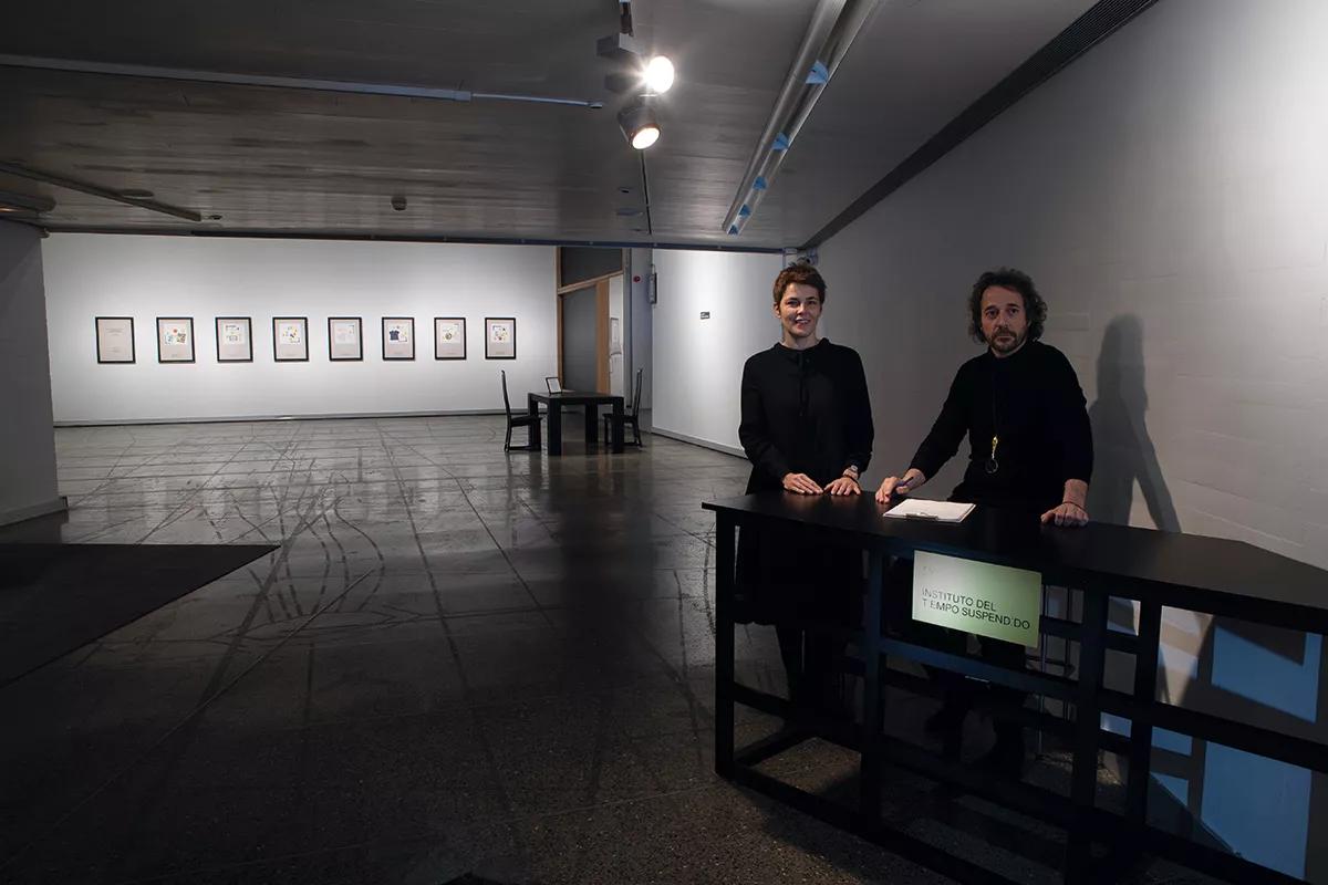 Raquel Friera y Javier Bassas atienden en persona a los espectadores/pacientes en la primera sede física del Instituto del Tiempo Suspendido,  el MUSAC, Museo de Arte contemporáneo de Castilla y León. 