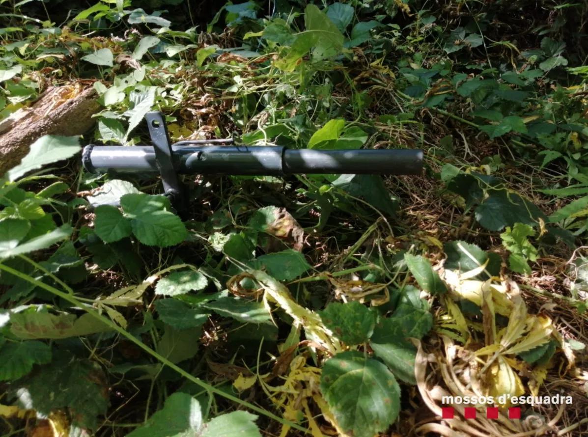 Los Mossos d’Esquadra detectan trampas con armas para proteger cultivos ilegales de cannabis